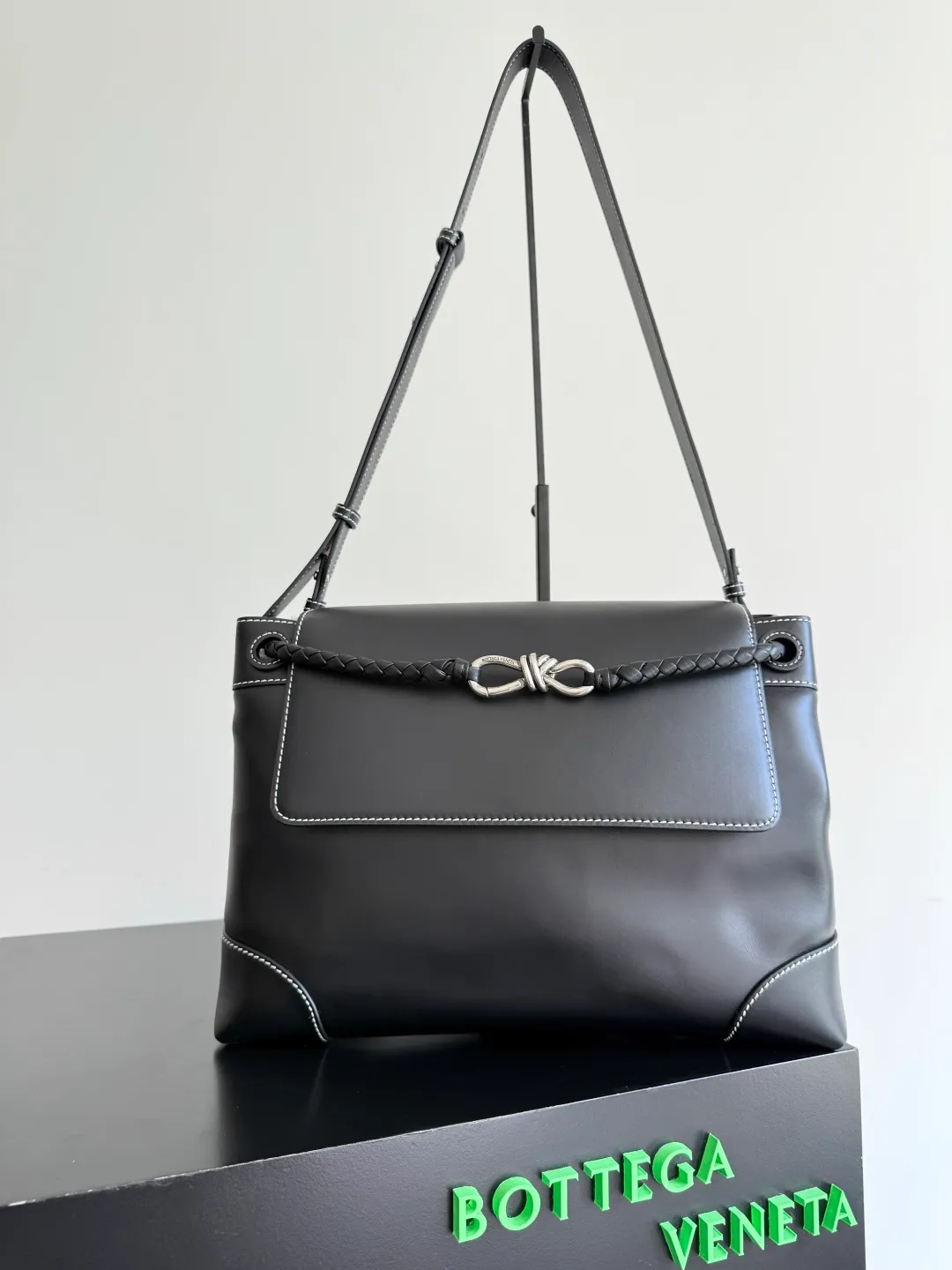 Batch 2460 BOTTEGA VENETA 2025 new men's ANDIAMO backpack Bottega Veneta's main recommendation is undoubtedly Andiamo. The first new favorite of 2025 is a men's splayed buckle bag. It can be seen that the designer has used many small ideas. The detachable cross-body strap is very convenient for elite office workers to carry their work diary. Reduce the burden on your hands when carrying office supplies. The interior is divided into two large compartments and a small zippered compartment. Unlike the women's model, the compartments here are not detachable. The fixed large single layer also makes it easier to pack lightly when going out to work and avoids the accumulation of too many small items. Style number: 807715 (full leather) Size: 37*26*13cm